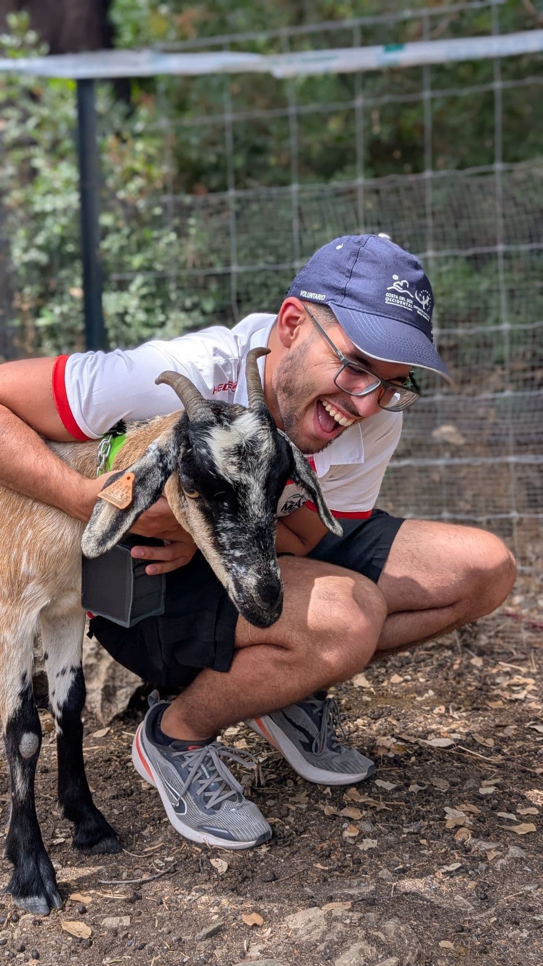 Integrante del equipo trabajando con las cabras en el monte de Benarrabá.