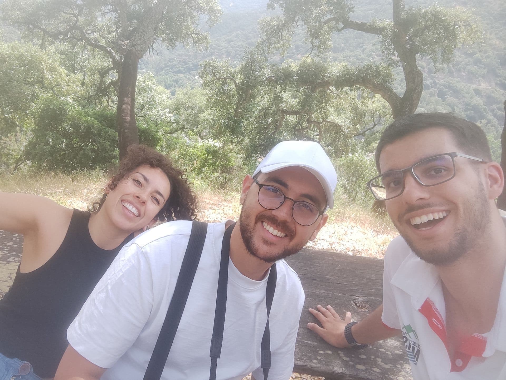 El equipo del proyecto acompañando al rebaño en una salida al monte.