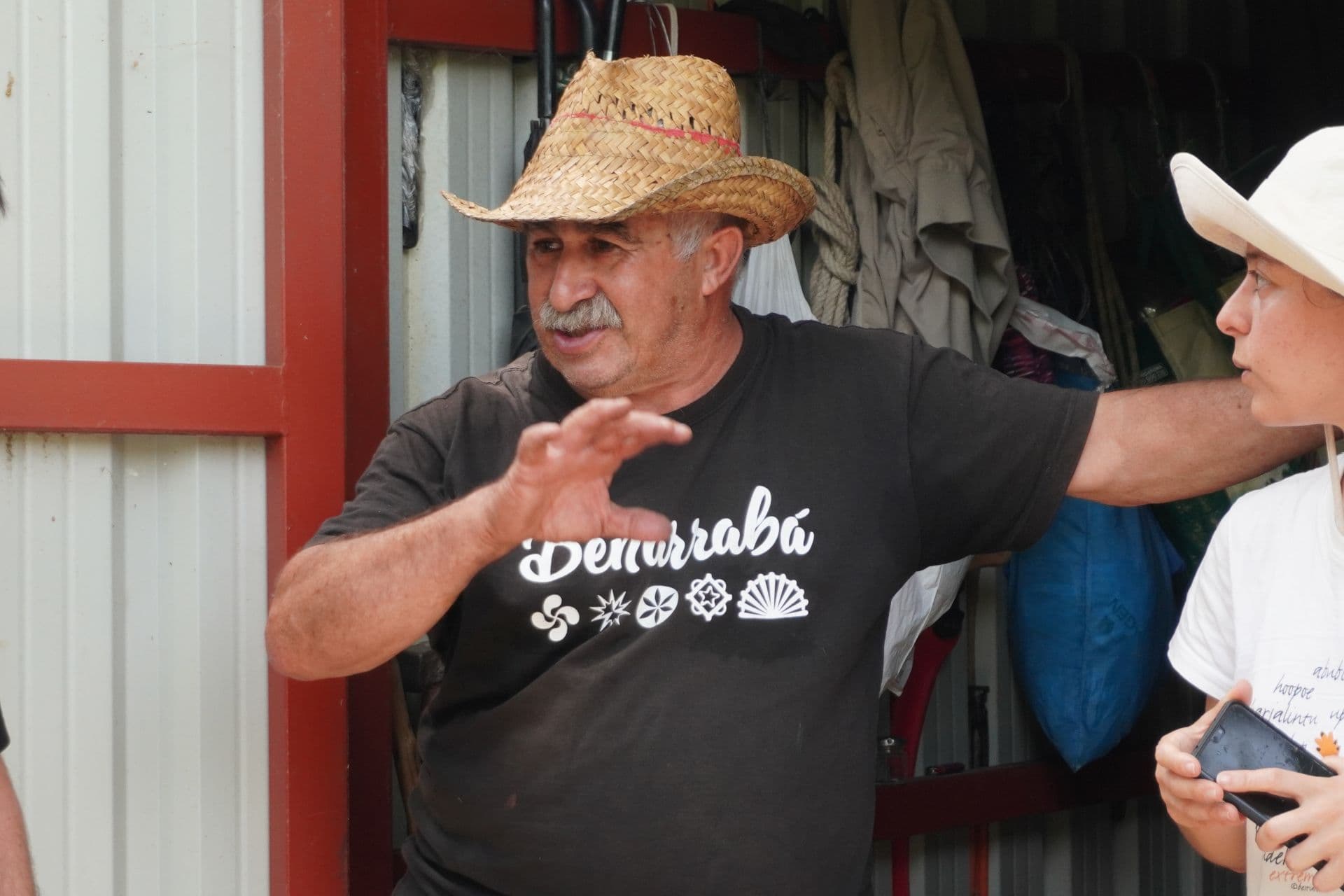 El pastor con el rebaño de cabras bomberas en el monte de Benarrabá.